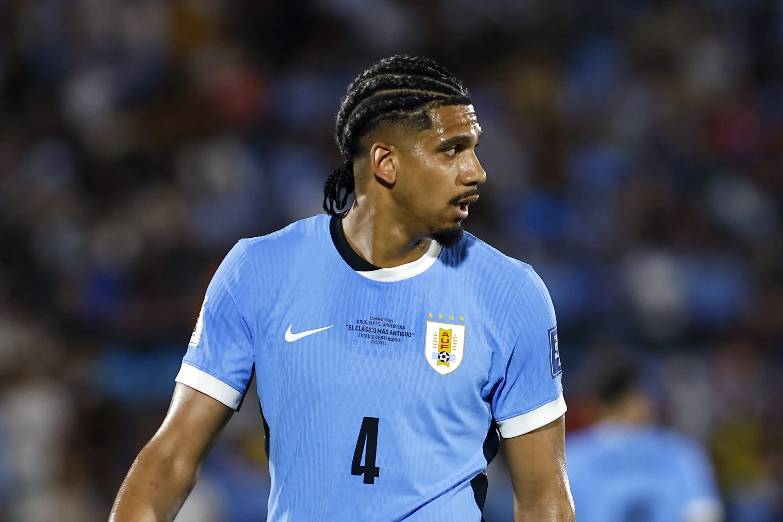 Η Τσέλσι στοχεύει τον Αραούχο για ενίσχυση της άμυνας