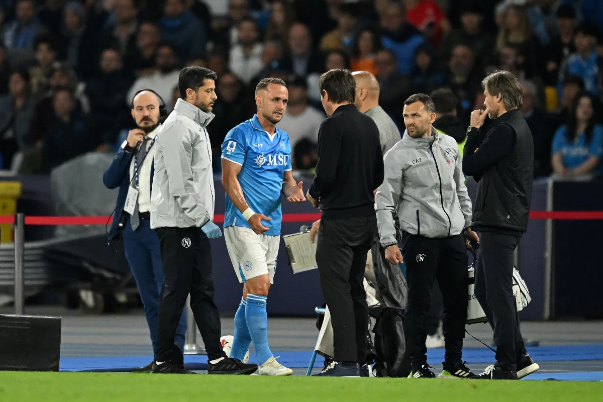 Αναταραχή στη Νάπολι: Ο Λομπότκα απειλεί με αποχώρηση λόγω Κόντε