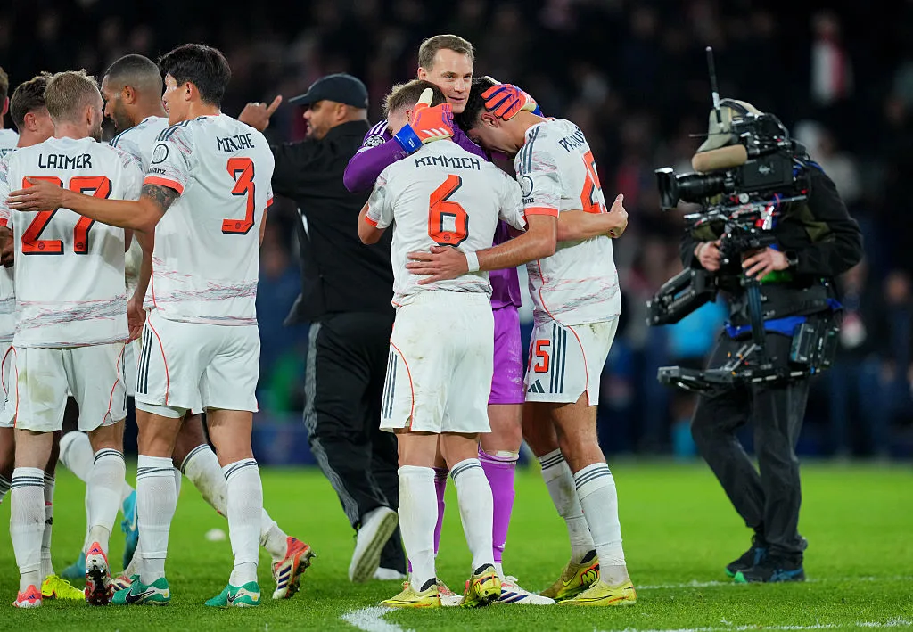 Η Μπάγερν πανηγυρίζει αγχωτική νίκη με τους φιλάθλους έξω από το γήπεδο