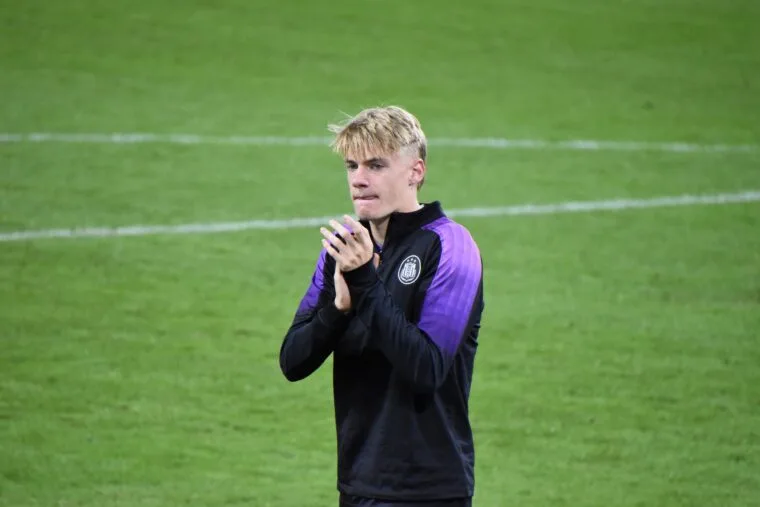 Η Μπάγερν στοχεύει τον νεαρό ταλέντο Νέιθαν Ντε Κατ