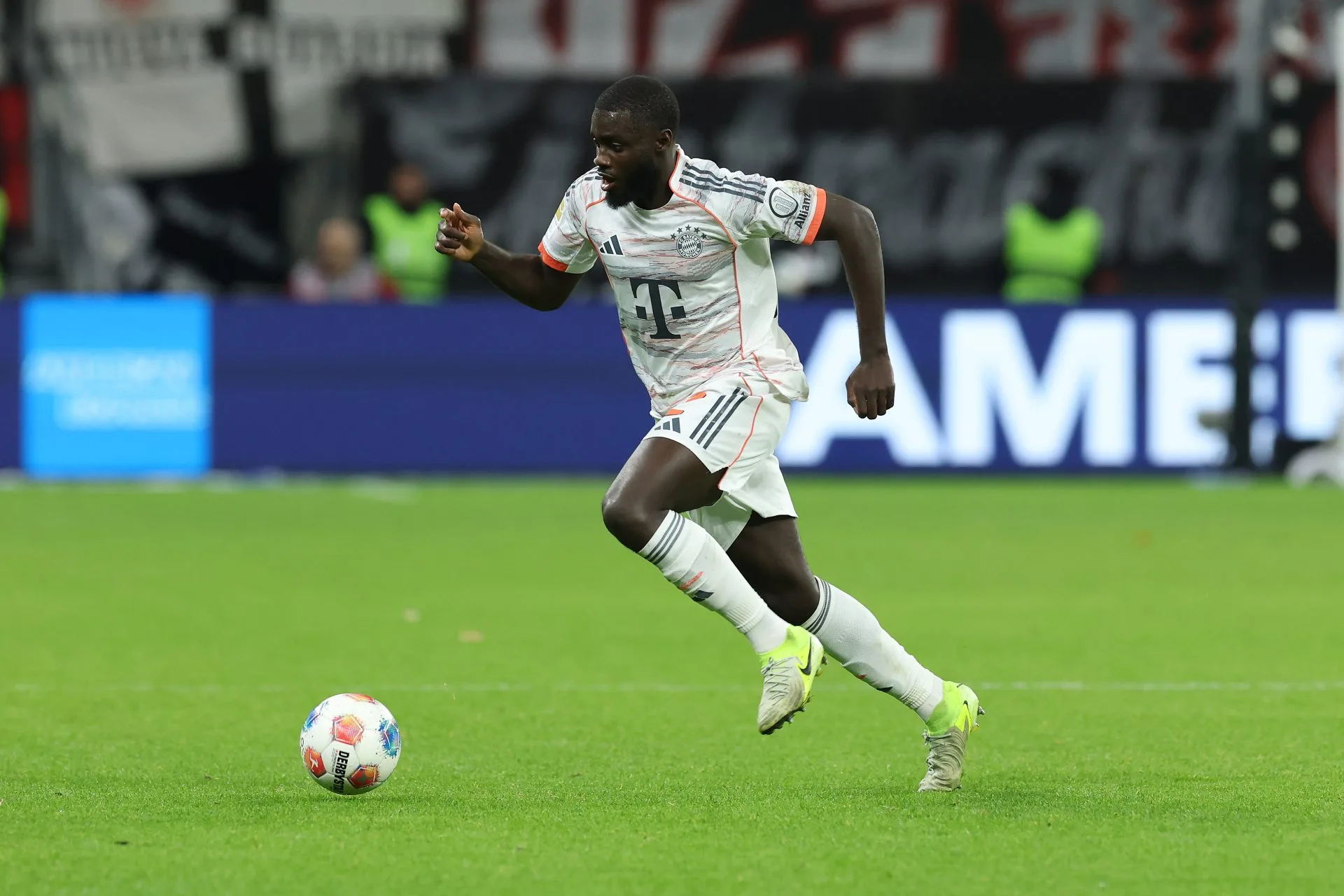 Αισιοδοξία για ανανέωση του Ουπαμεκανό στην Μπάγερν