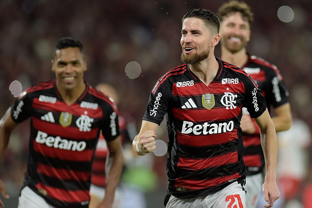 Flamengo dominate second half, beat Bragantino and extend lead at the top
