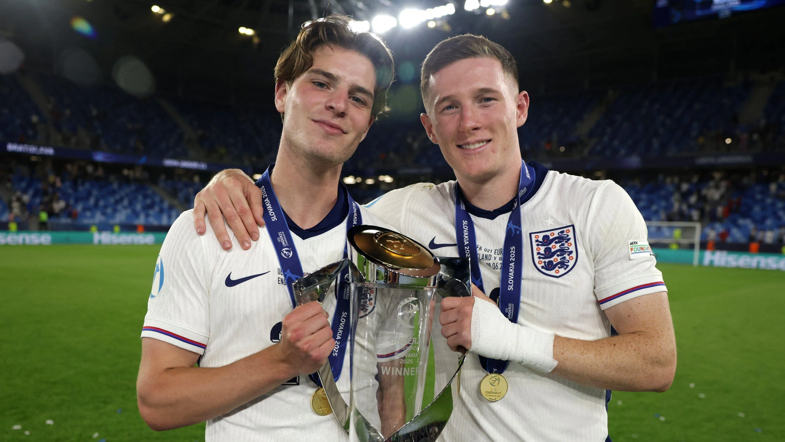 Από την τοπική κατηγορία στην εθνική Αγγλίας: Η πορεία του Άλεξ Σκοτ