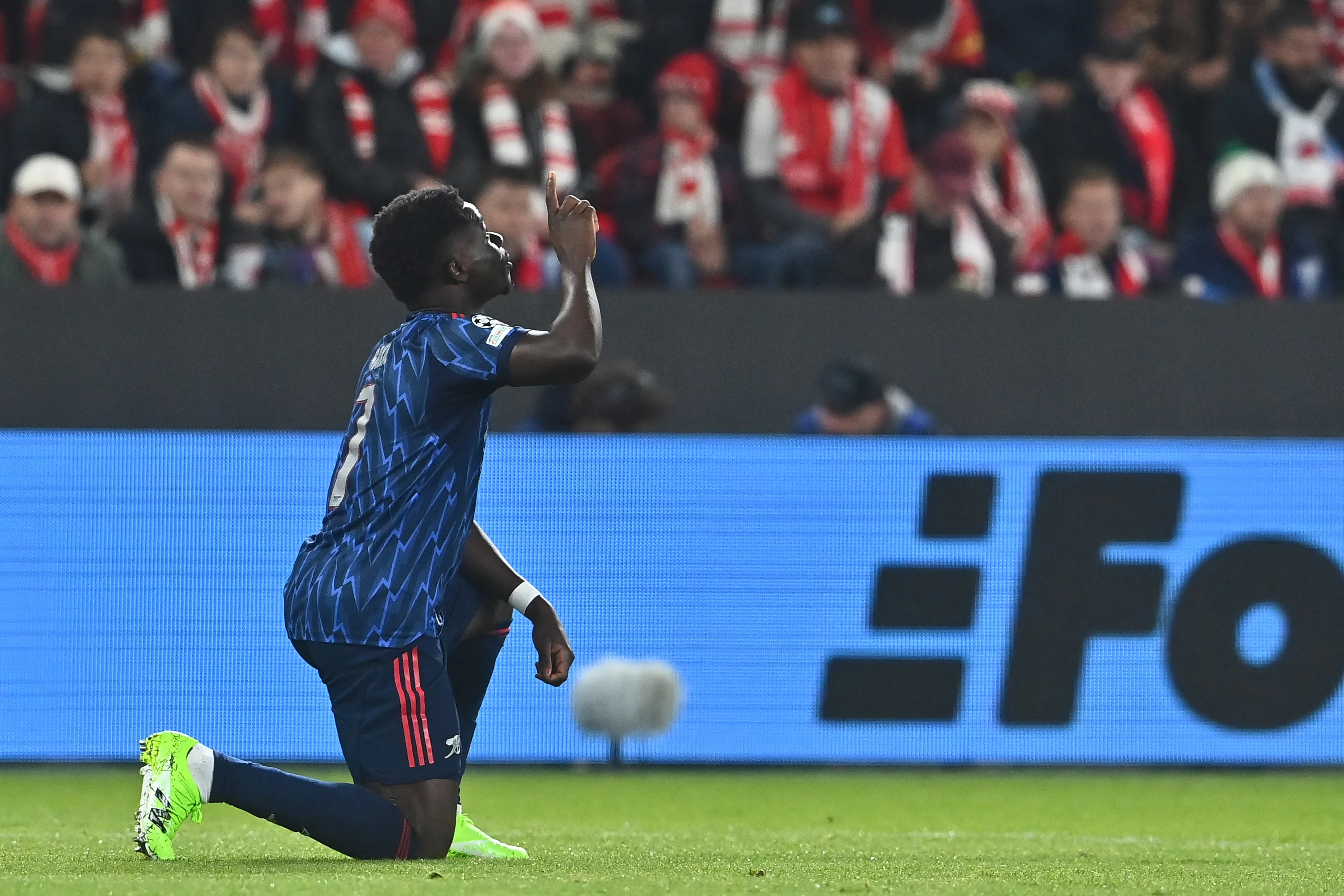 Ο Σάκα γράφει ιστορία στο Champions League