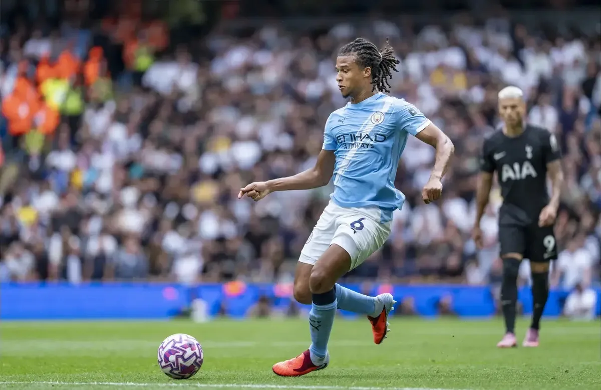 Η Γιουβέντους στοχεύει τον Νέιθαν Άκε για το 2026