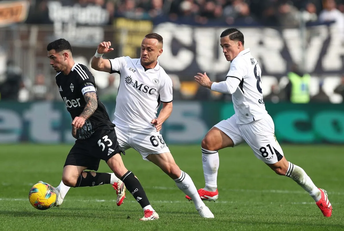 Ο Λομπότκα παραμένει πιστός στη Νάπολι παρά τις φήμες