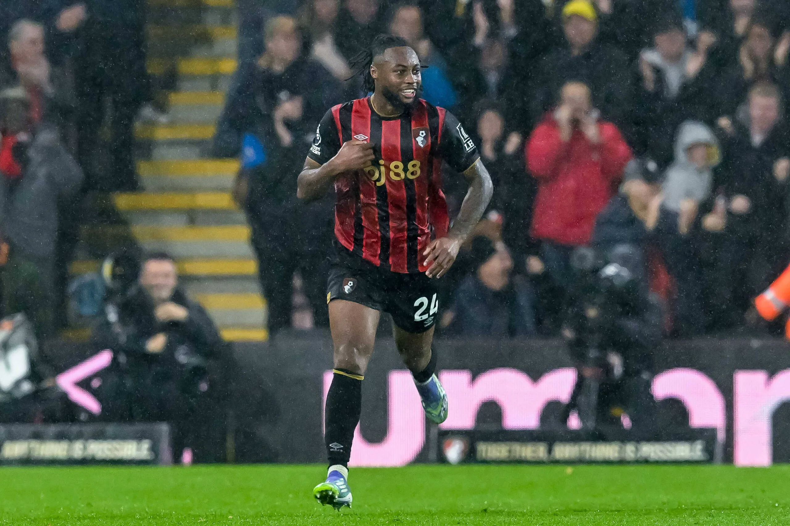 Η Μάντσεστερ Γιουνάιτεντ σκέφτεται την κίνηση για Σεμένιο, αλλά το κόστος προβληματίζει