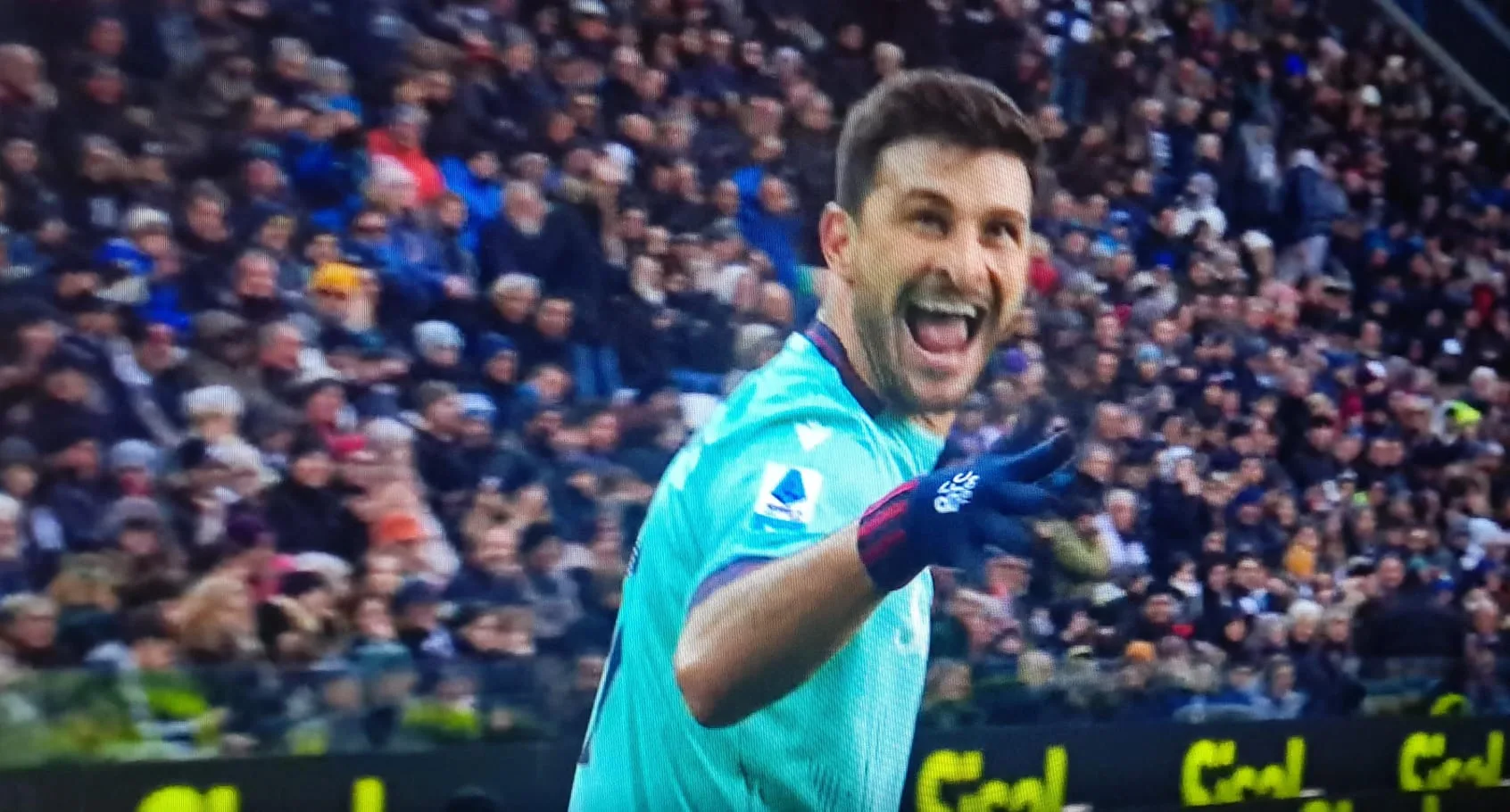 ? Orsolini misses penalty, mocks home fans with cheeky gesture ?