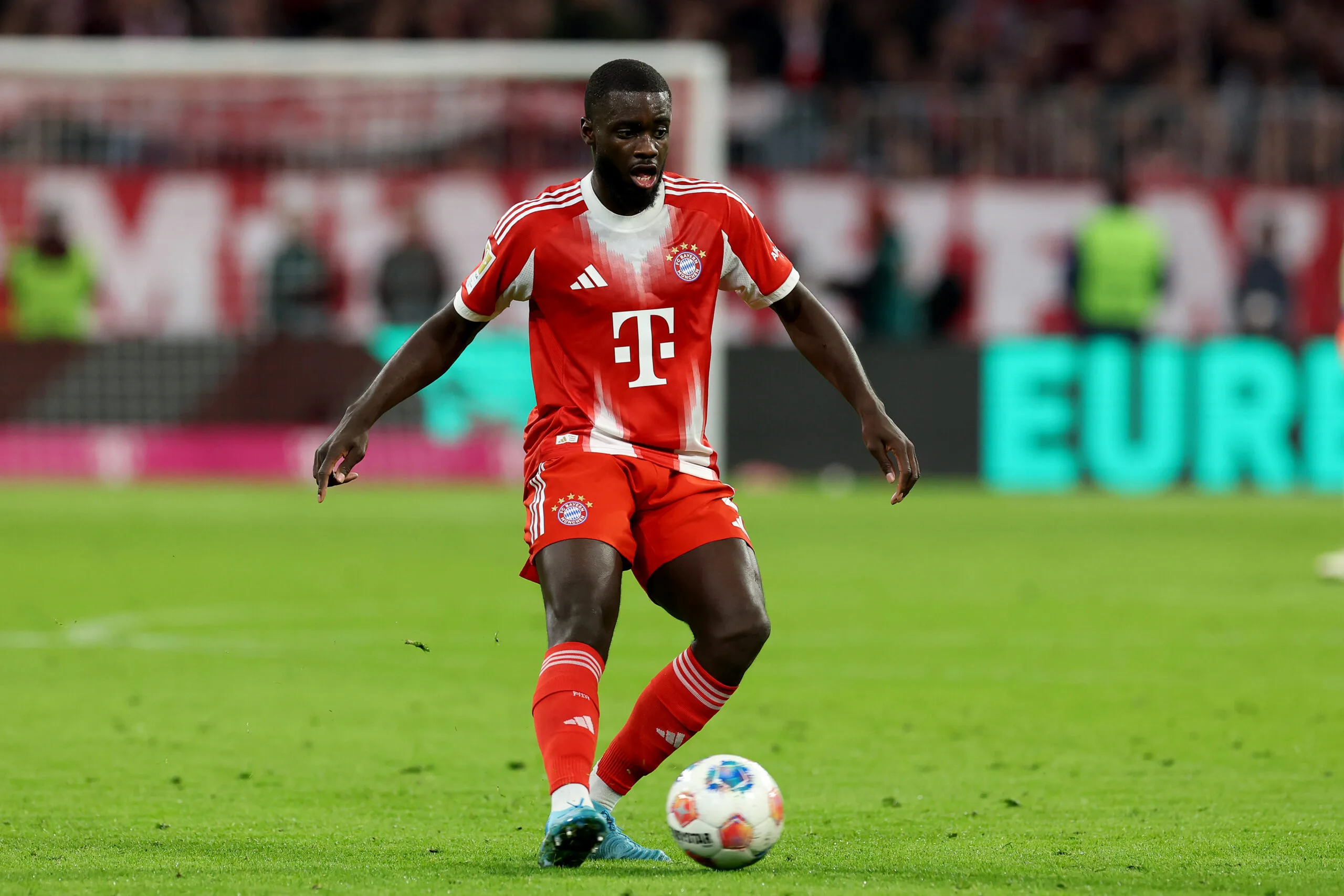 Η Ρεάλ Μαδρίτης Αντιμετωπίζει Σκληρό Ανταγωνισμό για τον Αμυντικό της Μπάγερν