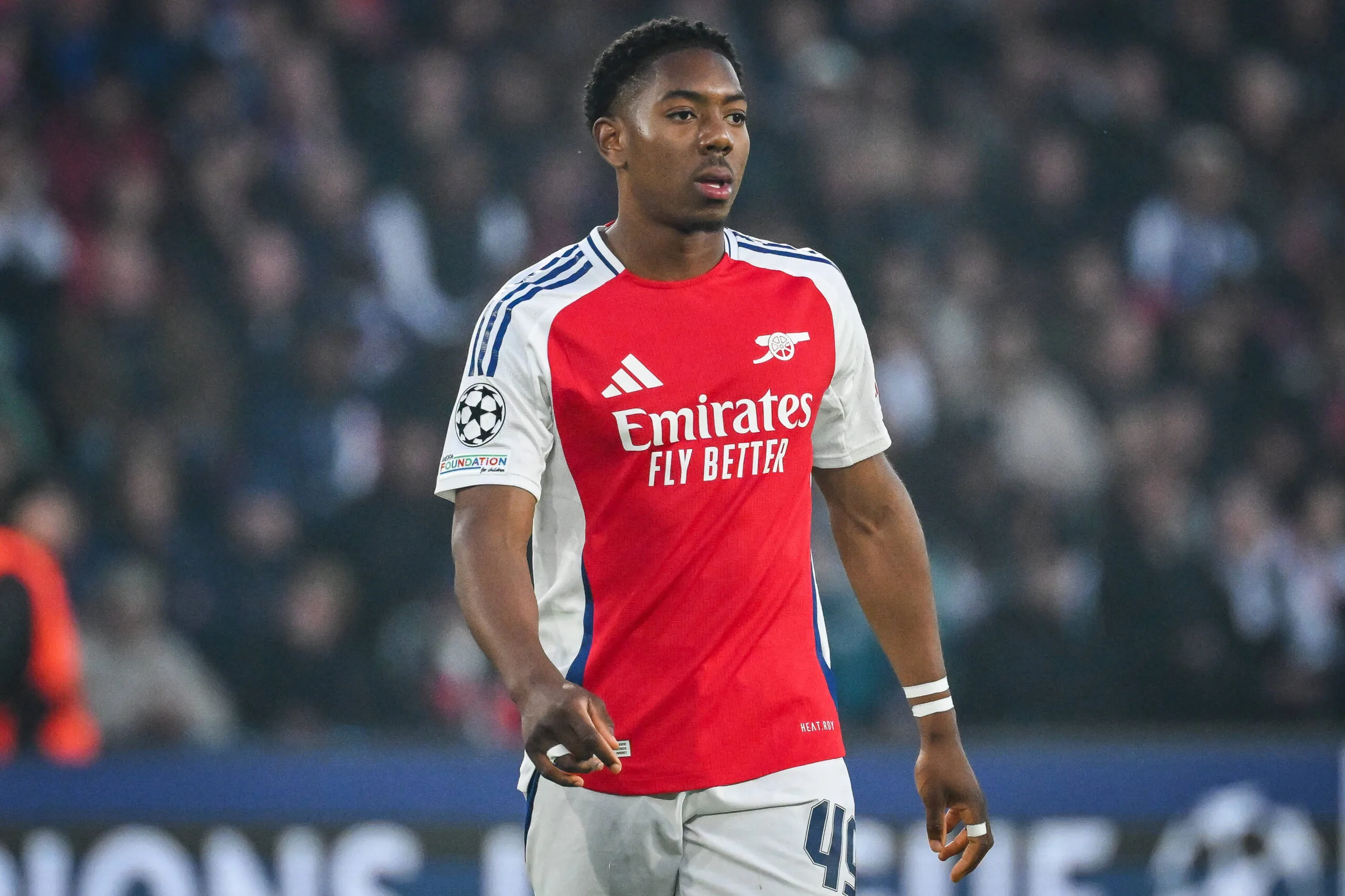 Report: Chelsea eyeing shock move to sign out of favour Arsenal star