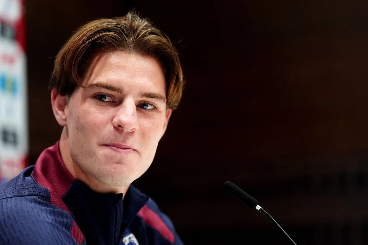 Η Απίστευτη Πορεία του Άλεξ Σκοτ: Από το Γκέρνσεϊ στην Εθνική Αγγλίας