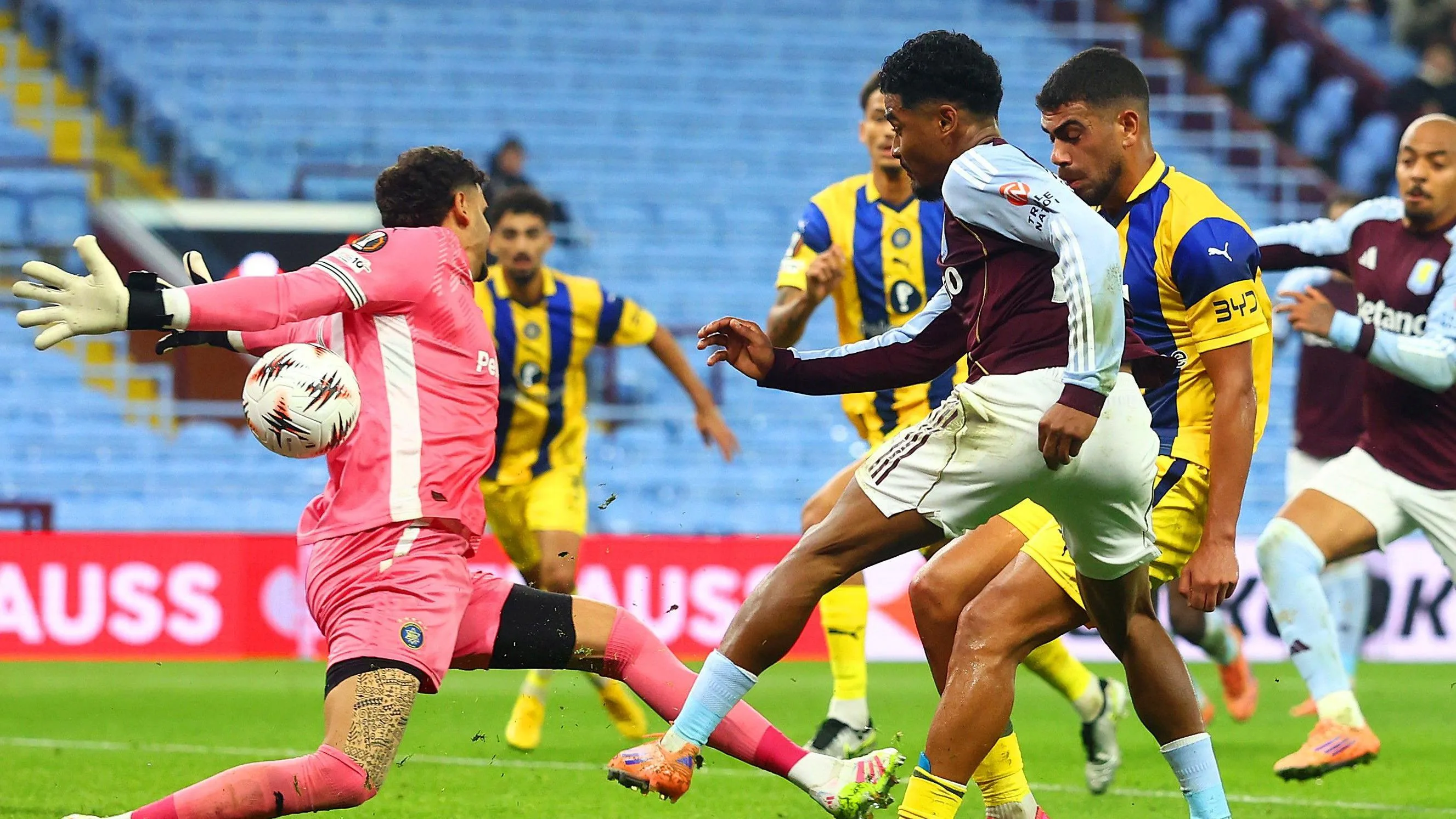 Νίκη με δυσκολία για την Άστον Βίλα επί της Μακάμπι Τελ Αβίβ