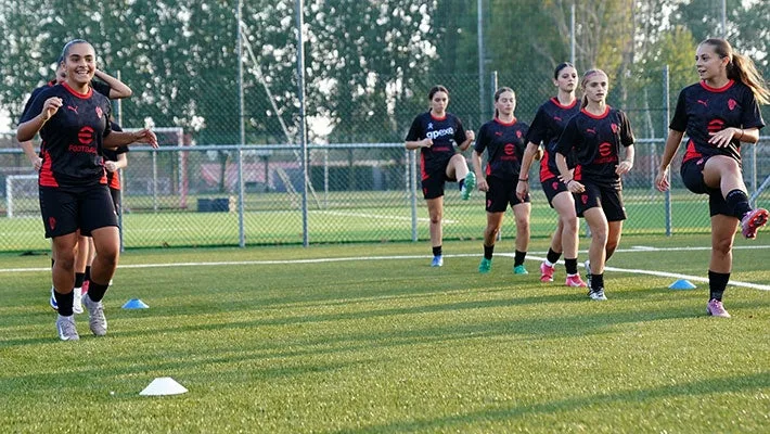 Η Νέα Γενιά των Ροσονέρι Κοριτσιών Ξεκινά Δυναμικά