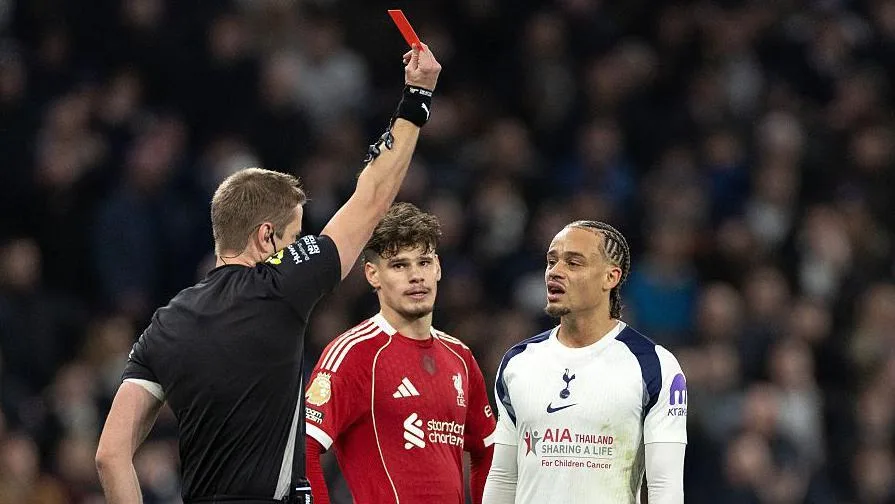 Η λεπτή γραμμή μεταξύ πάθους και υπερβολής στο ποδόσφαιρο