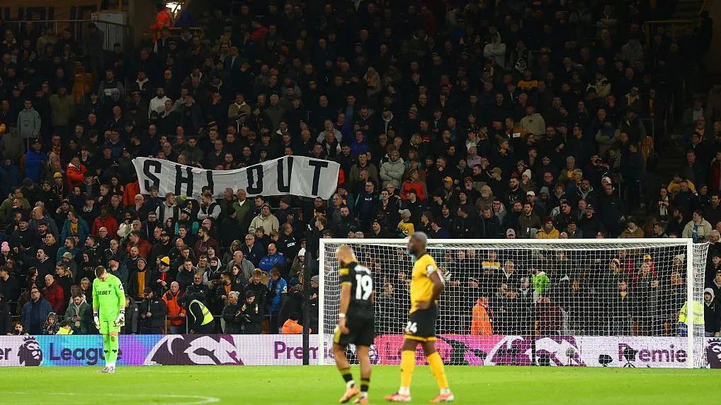 Ηρεμία και Δέσμευση από τη Διοίκηση των Wolves