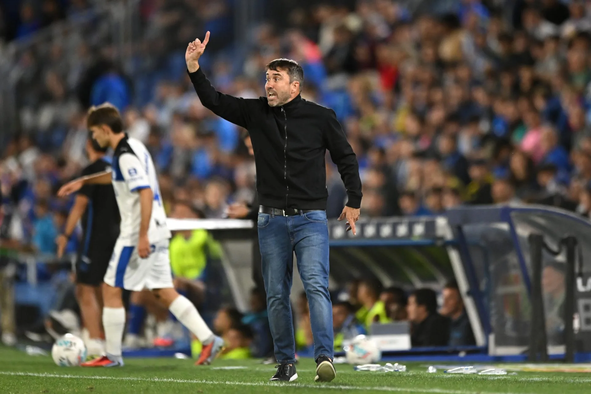Alaves coach questions Vinicius incident after Real Madrid defeat – ‘It was either a penalty or second yellow’