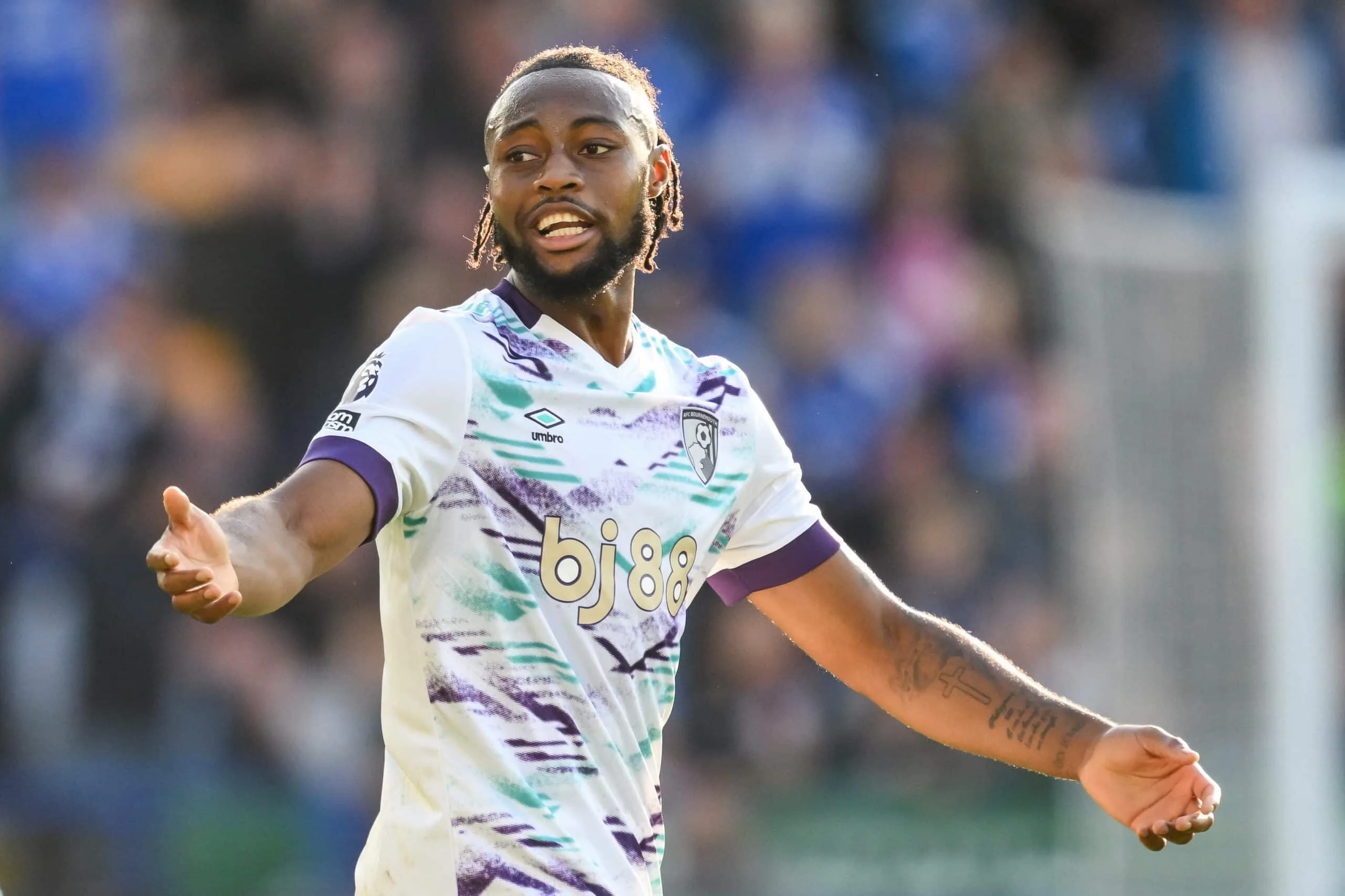 Η Μάχη για τον Σεμένιο: Λίβερπουλ και Μάντσεστερ Γιουνάιτεντ σε Ετοιμότητα