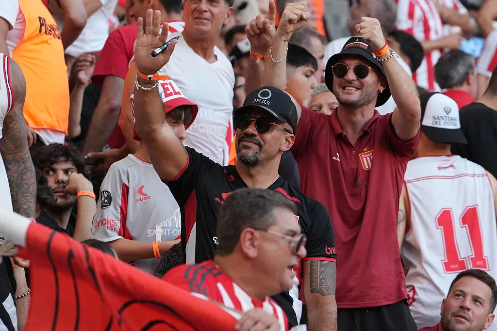 Ο Βερόν πανηγυρίζει με τους φιλάθλους για τον τίτλο της Εστουδιάντες