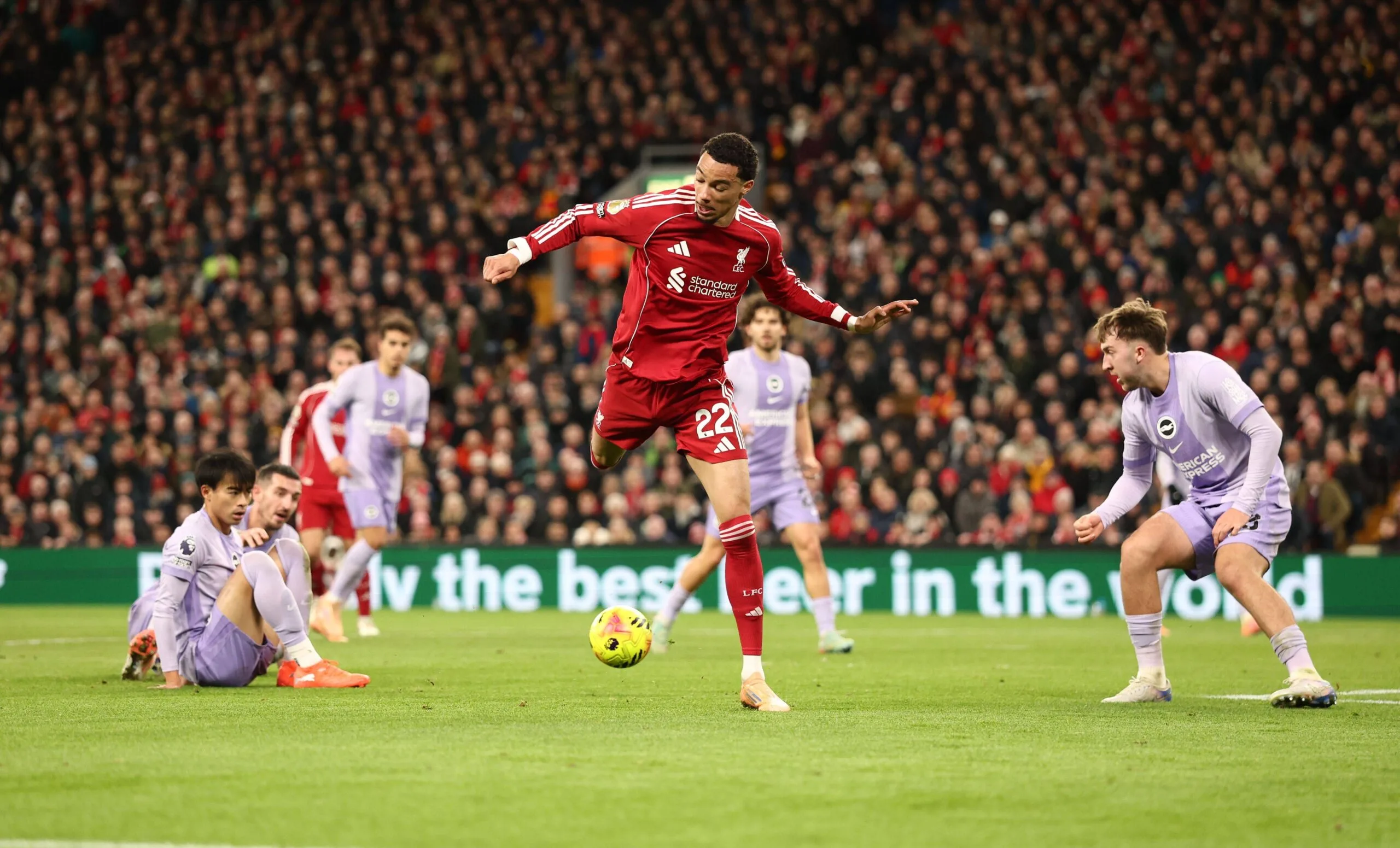 Ηγετική Εμφάνιση του Εκιτίκε Οδηγεί τη Λίβερπουλ στη Νίκη