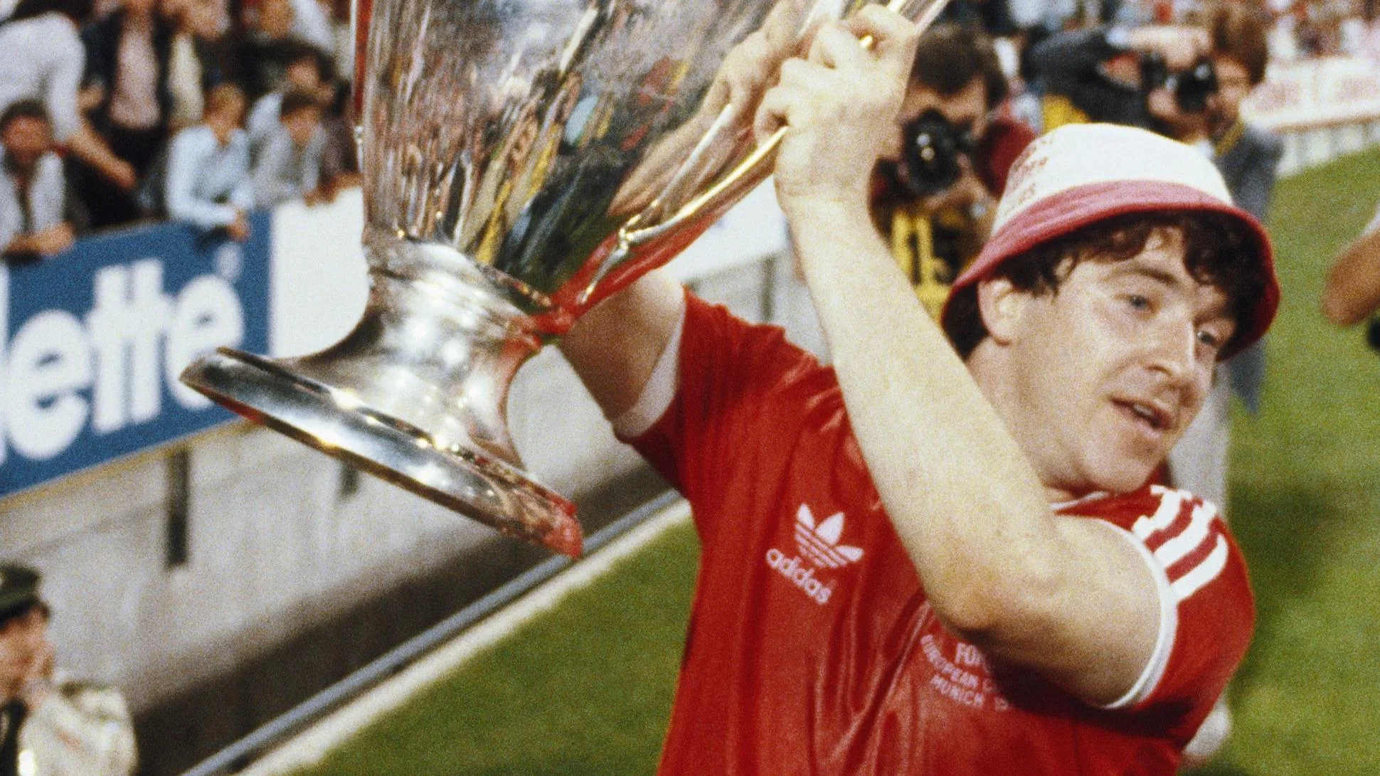 Ο Καλλιτέχνης του Ποδοσφαίρου: Η Κληρονομιά του John Robertson