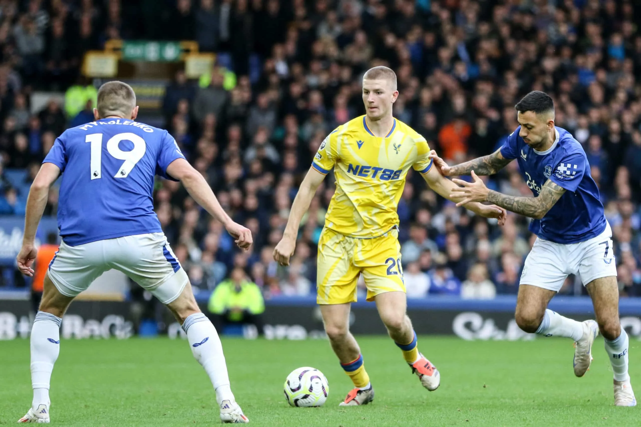 Η Λίβερπουλ εξετάζει στρατηγικές κινήσεις για το κέντρο