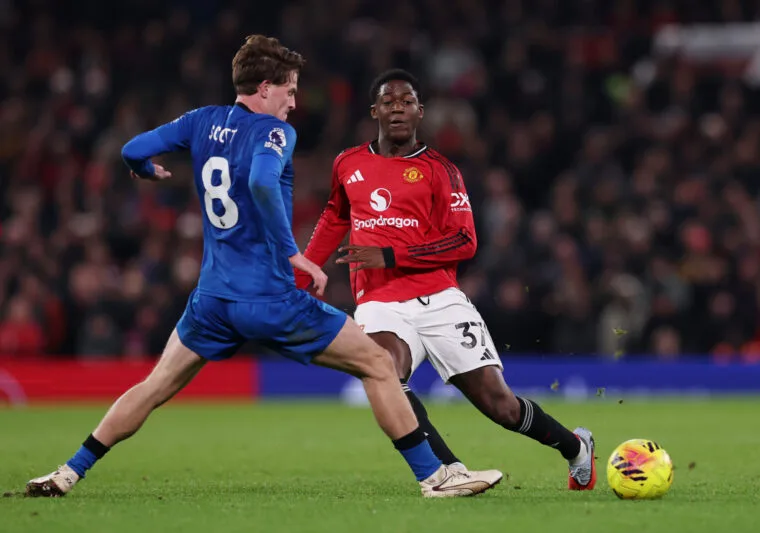 Αδελφός του Mainoo προκαλεί με μήνυμα στο Old Trafford