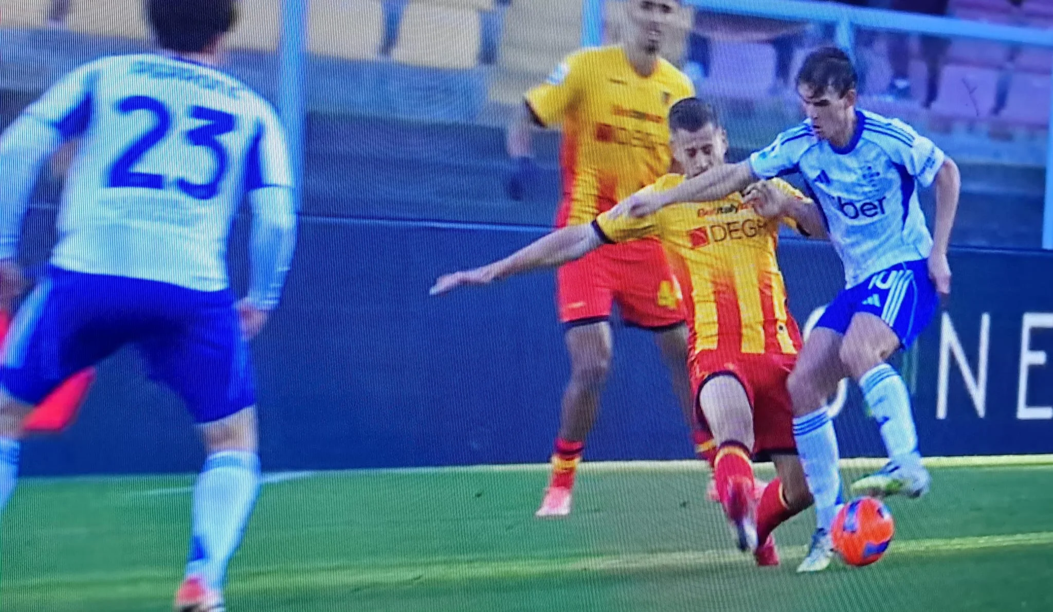 Αμφιλεγόμενη νίκη για την Κόμο με αποβολή του Ντι Φραντσέσκο