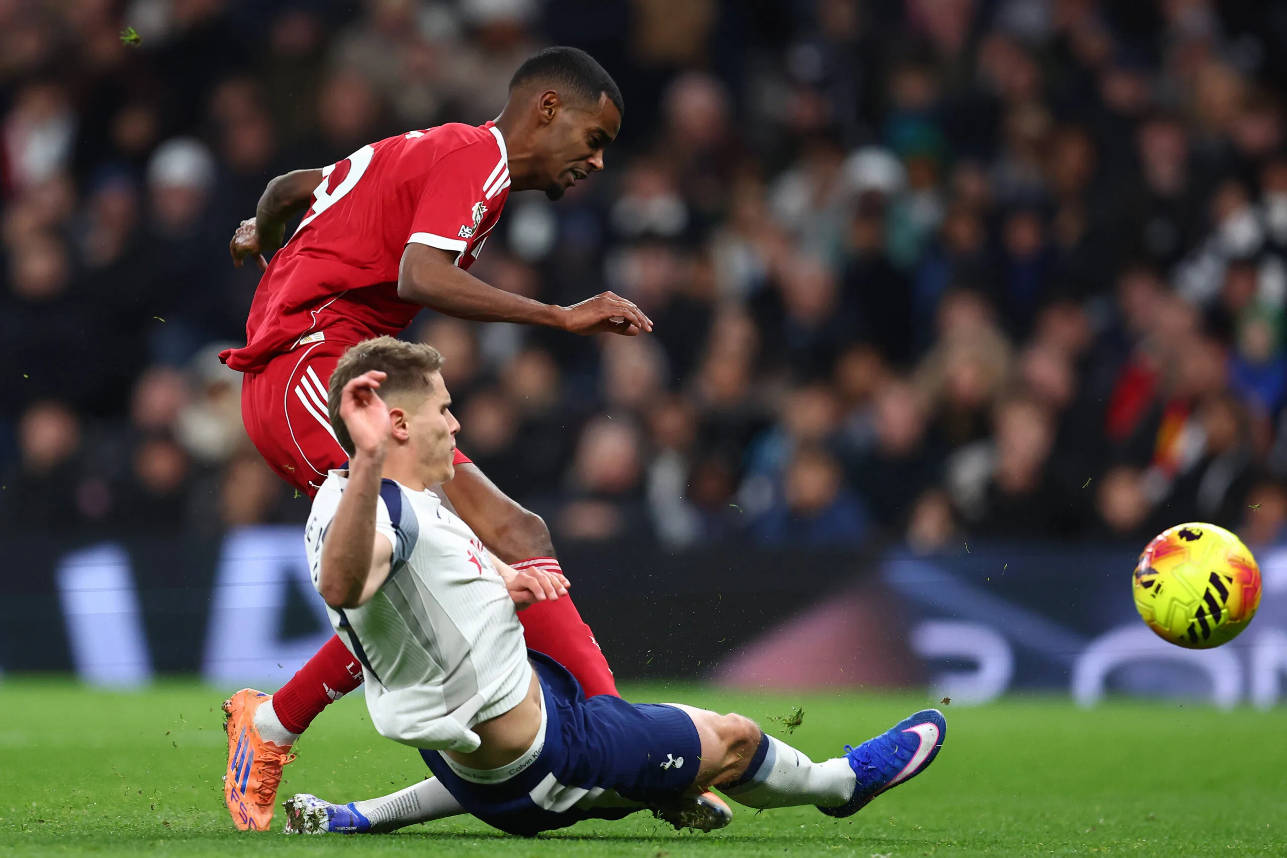 Αγωνία για τον Ίσακ μετά τη νίκη της Λίβερπουλ επί της Τότεναμ