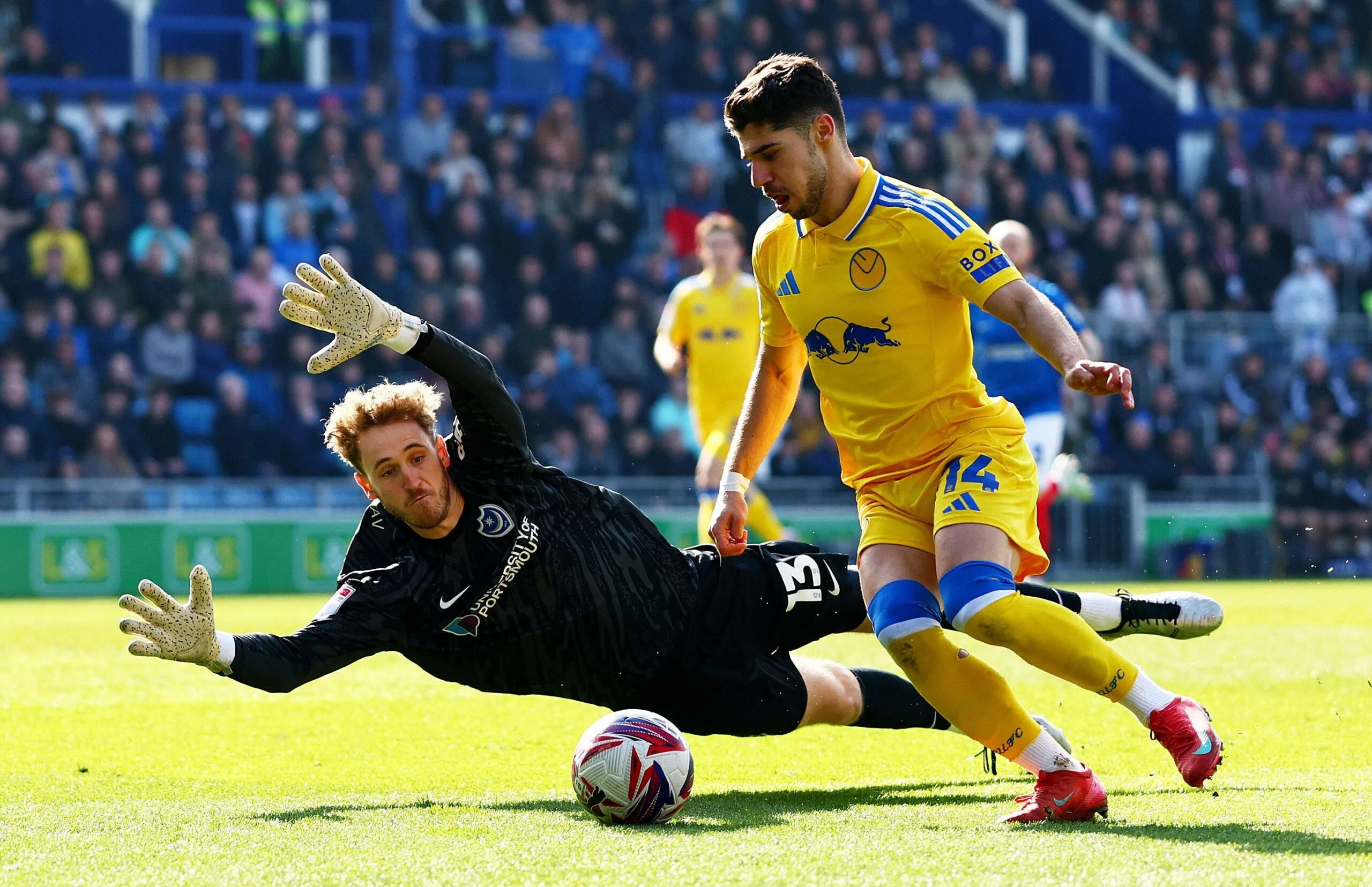 Η Λιντς Εξετάζει Επιστροφή του Σολομόν για Ενίσχυση στα Άκρα