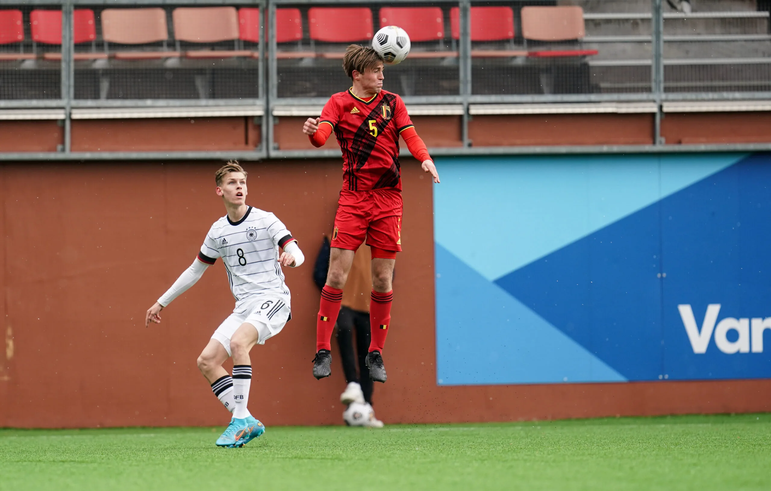 Η Αναζήτηση των Ρέιντζερς για Αριστερό Μπακ: Ο Ρόμμενς στο Στόχαστρο