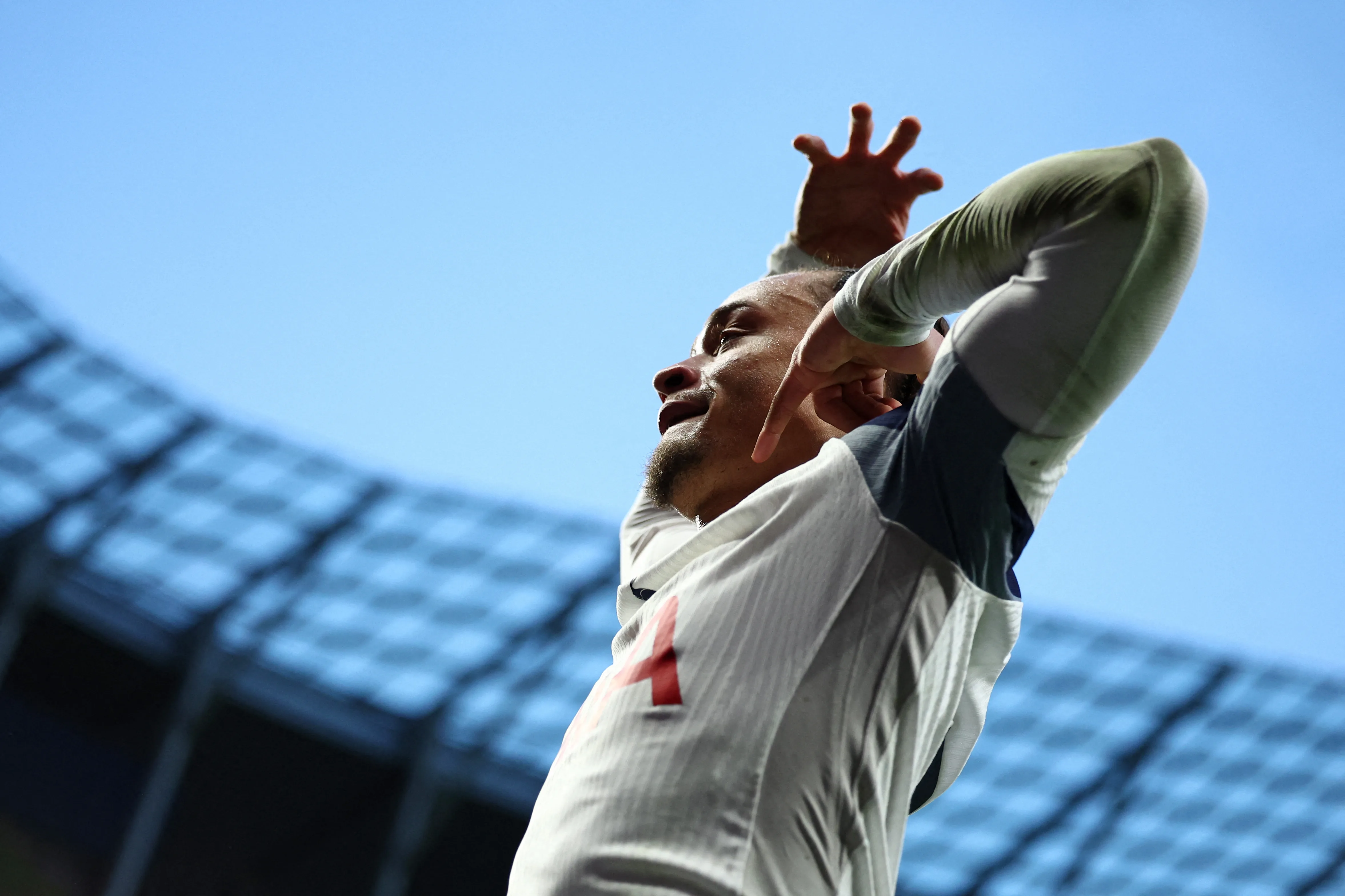 Ο Ξάβι Σίμονς Σκοράρει το Πρώτο του Γκολ με την Τότεναμ