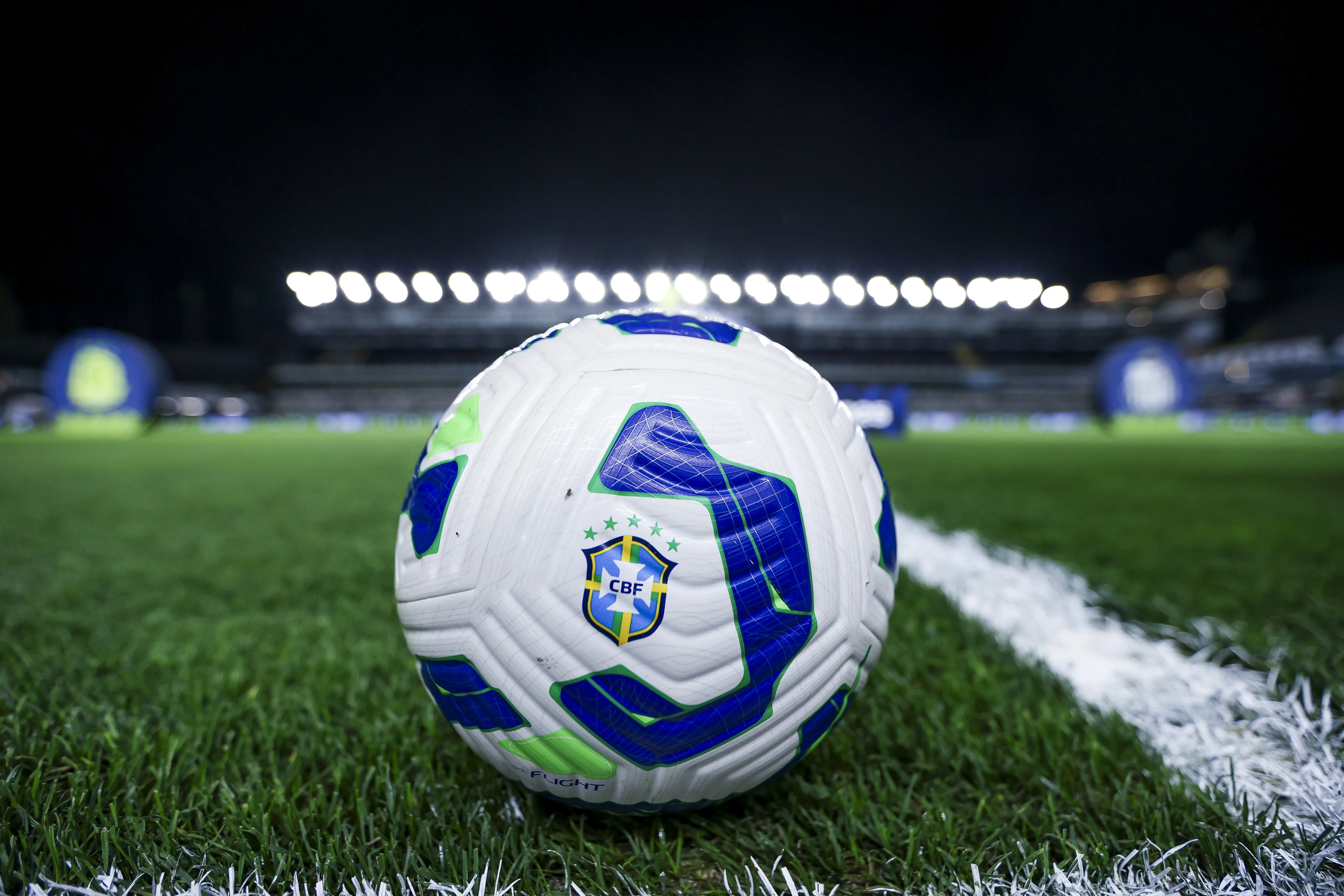 Ποδόσφαιρο: Κυριακή με Συναρπαστικές Αναμετρήσεις