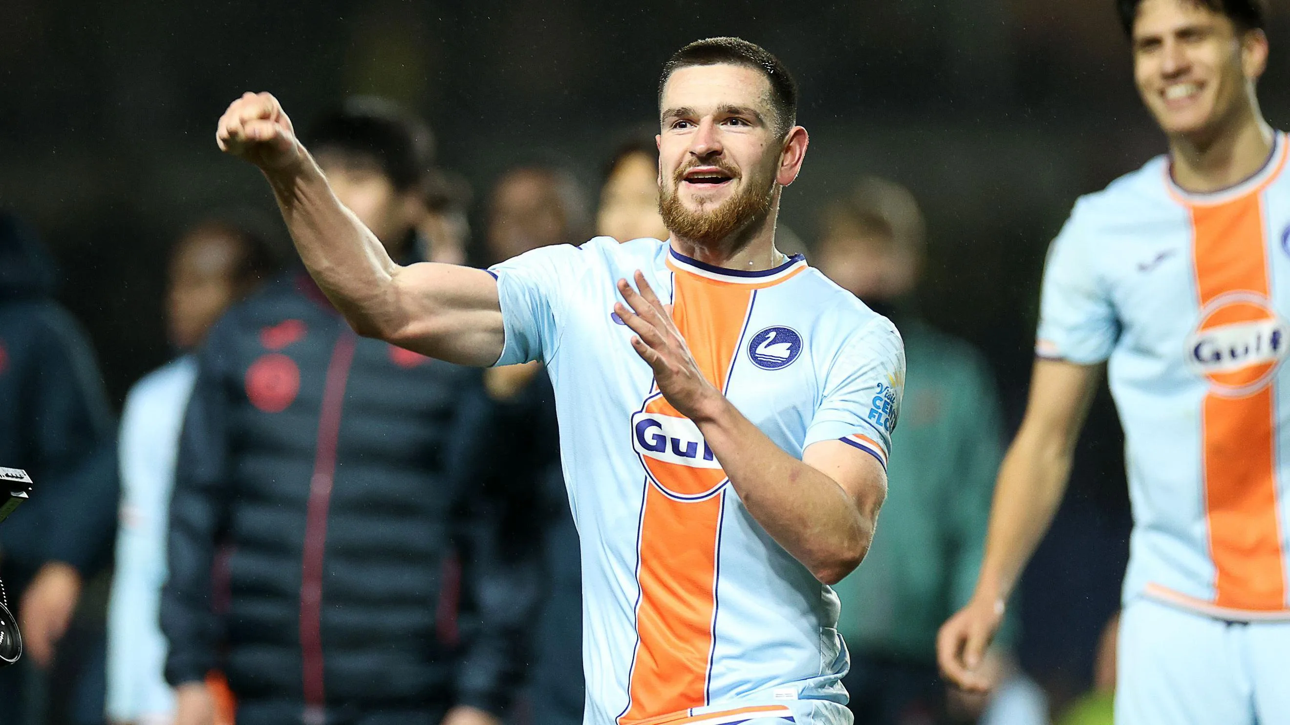 Ο Βίποτνικ παραμένει αφοσιωμένος στη Σουόνσι παρά τις φήμες