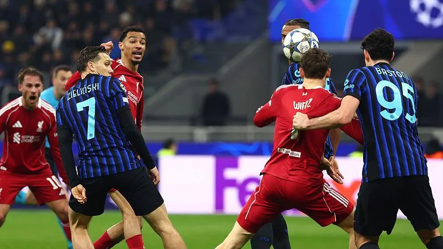 Αμφιλεγόμενη νίκη της Λίβερπουλ με πέναλτι στο Σαν Σίρο