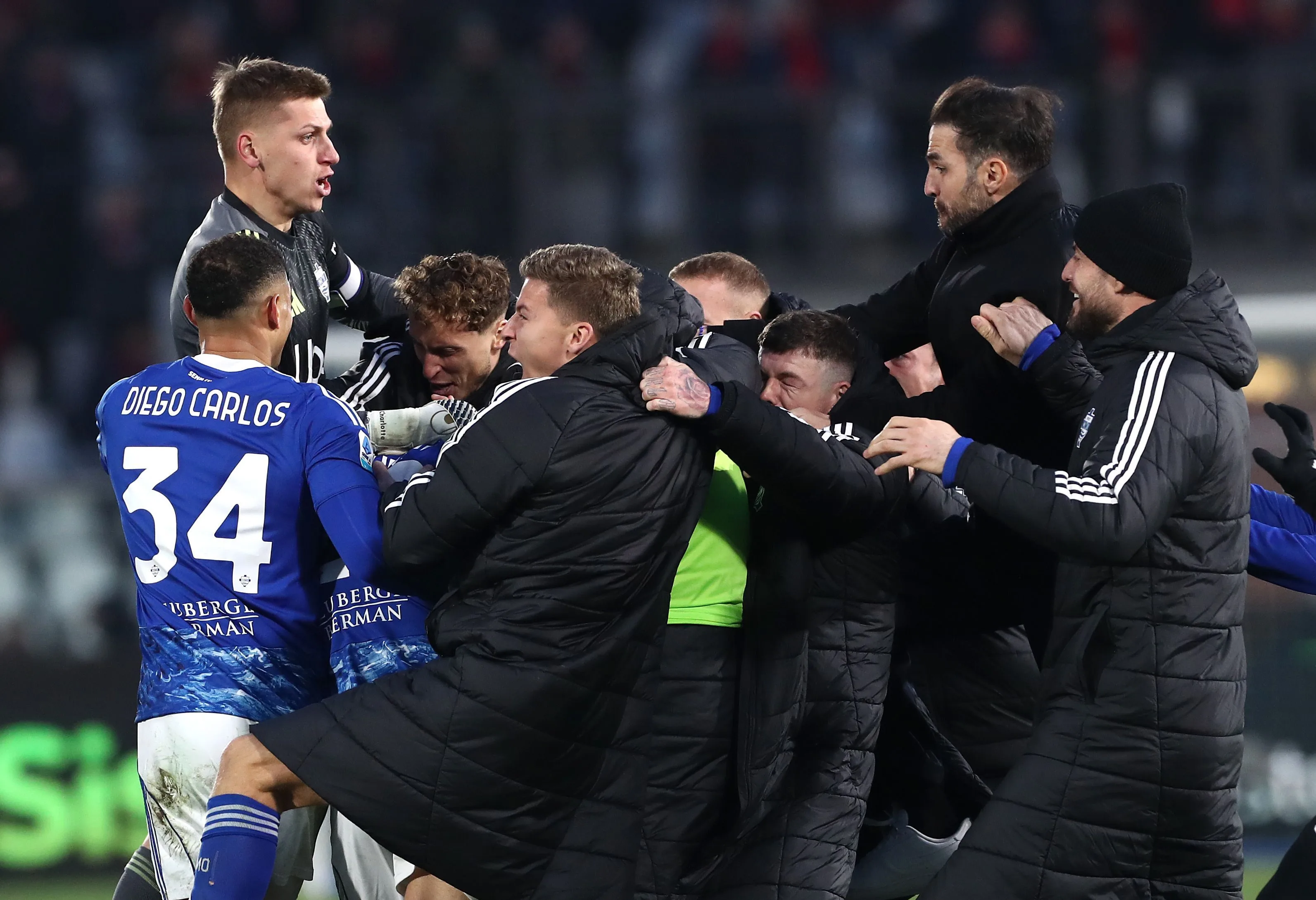 Συγκλονιστικά ματς με ανατροπές και αποβολές