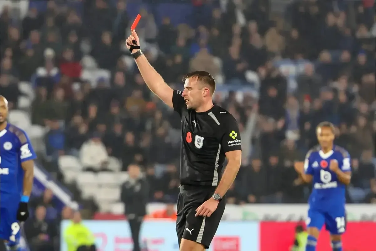 Ο Άνταμ Χερτζέγκ διαιτητής στον αγώνα Μάντσεστερ Σίτι - Έξετερ Σίτι