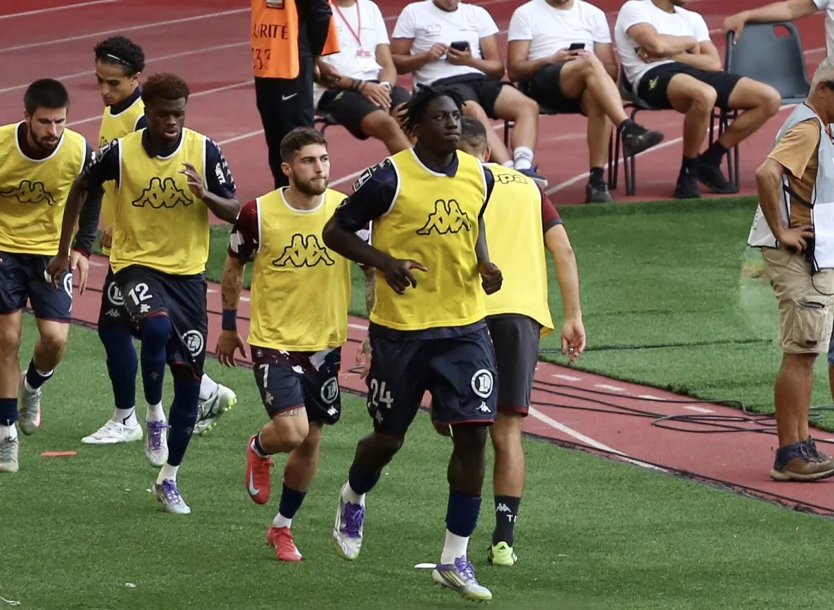 Η Άστον Βίλα αποκτά τον Μπράιαν Μαντζό από τη Μετς